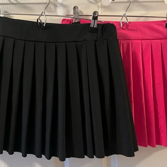 Stylish Black and Pink Pleated Mini Skirt Set - Picture 2 of 5
